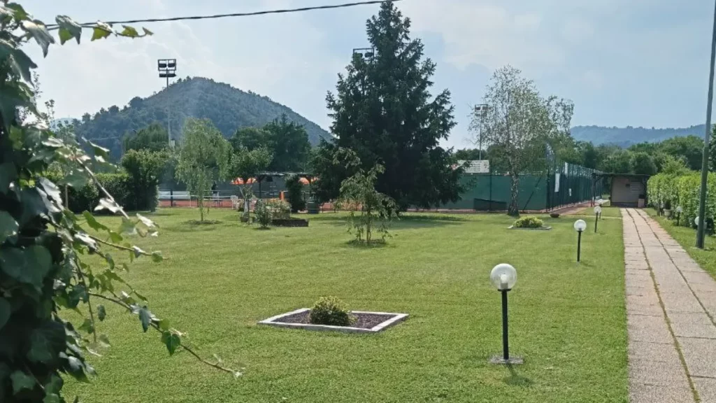 Dove giocare tennis a Padova: ASD Garden Tennis Abano, scorcio del prato vista campi e Colli Euganei